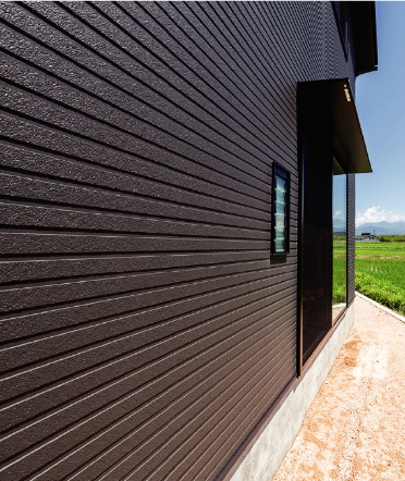 シャープな陰影でモダンに演出