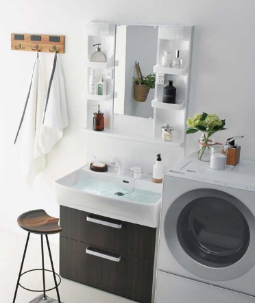 幅広な洗面ボウルと収納力のあるキャビン